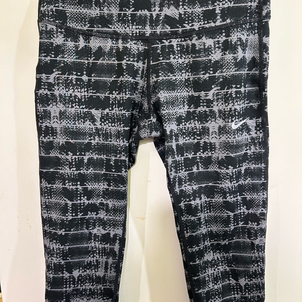 Women’s Like New Nike Dri Fit Black and Gray Cropped Stretch Leggings, Sz S